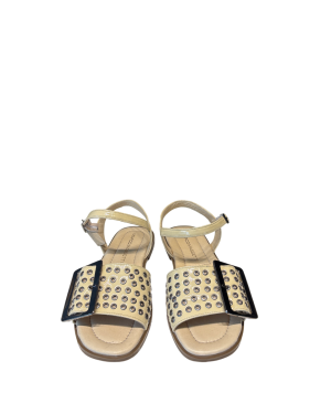 Sandalo Con Accessorio Fibbia Borchie Burro